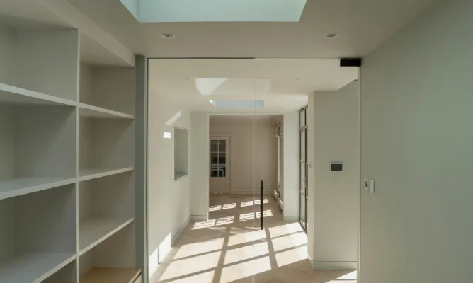 ロッカーから奥まで続く廊下の写真