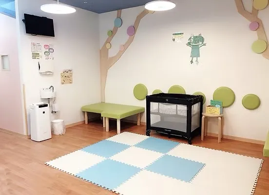子供の遊べるマットのある待合の写真