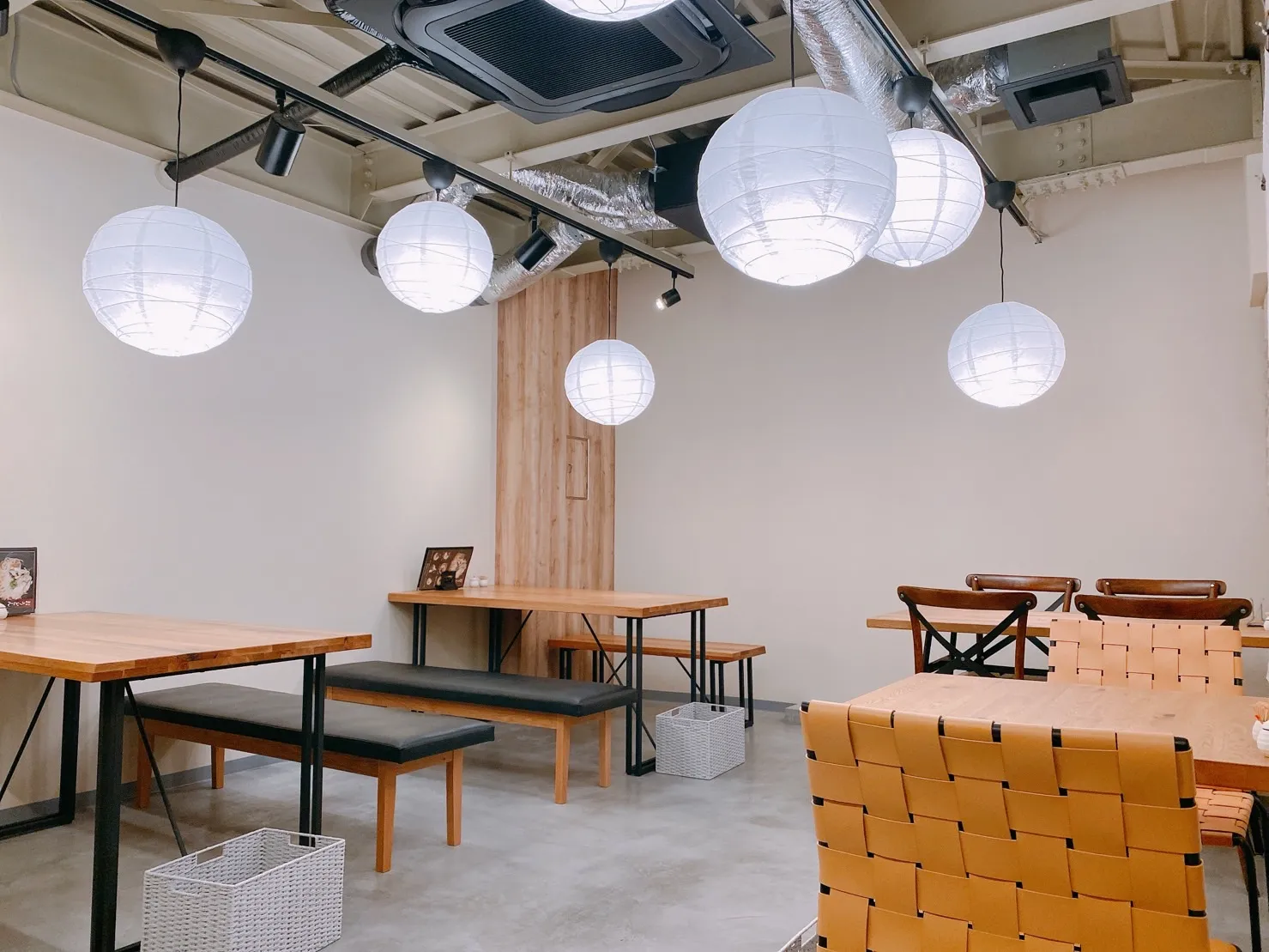 店のテーブル席の写真