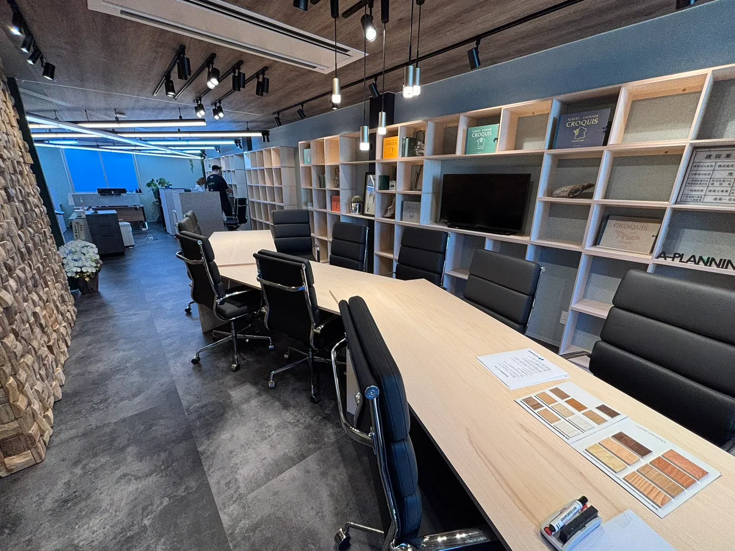 事務所受付の机に椅子が並んでいる写真